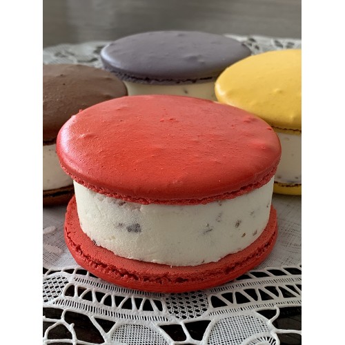 *Hokkaido Milk Chocolate Chips Macaron Gelato*